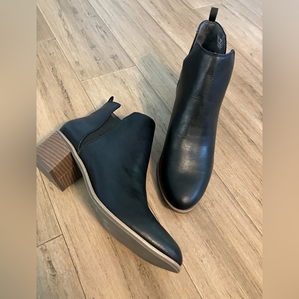 Dr. Scholl’s women’s pointed toe black heeled Chelsea boots unworn size 10